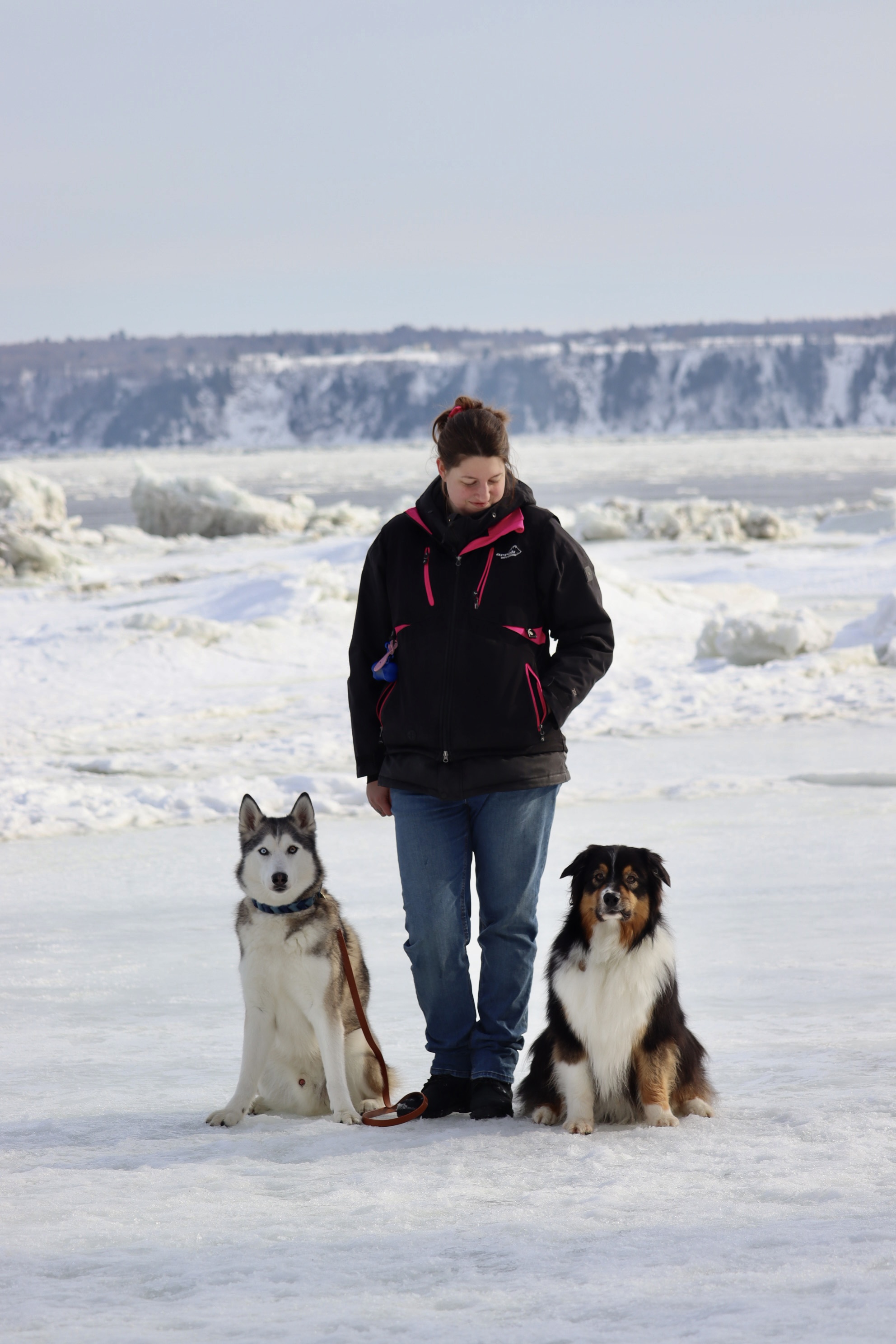 Océanne et les deux chiens au fleuve